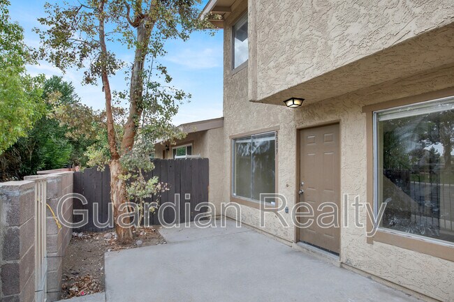 Foto del edificio - 2209 Tall Pine Dr