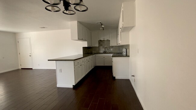Building Photo - 6550 Balboa Blvd