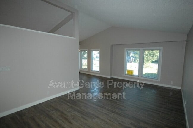 Photo du bâtiment - 4004-4020 20 Ave NW