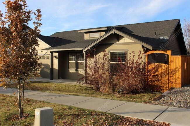 Foto del edificio - Single-Story Living! 3 BR - 2 BA with open...