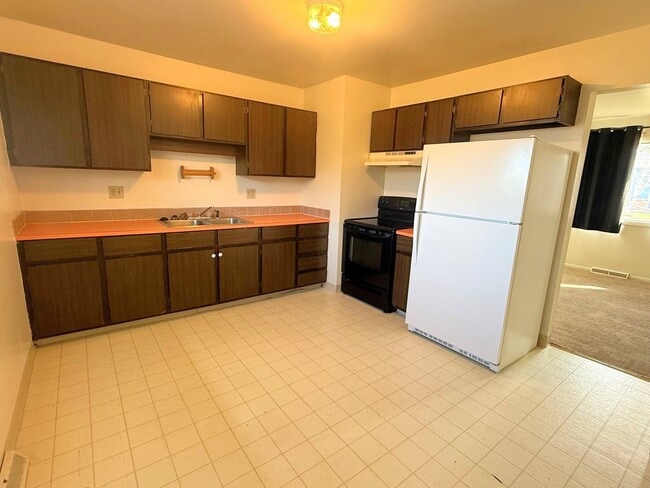 Foto del edificio - 3 Bedroom House w/ Garage