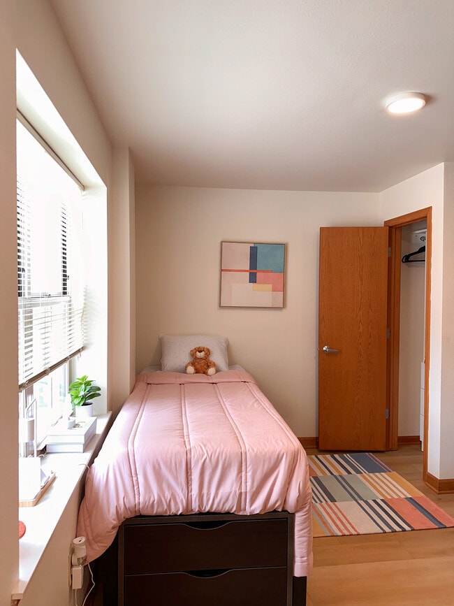 Building Photo - Varsity Campus Apartments