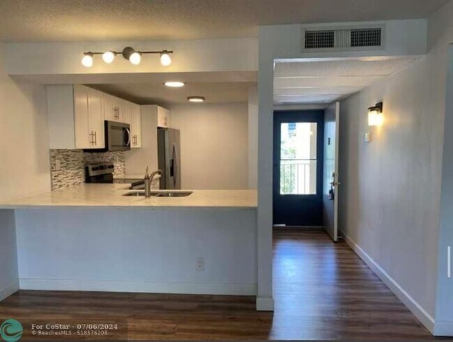 Building Photo - 11 Royal Palm Way