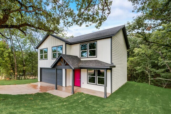 Building Photo - 1118 Oak Dr