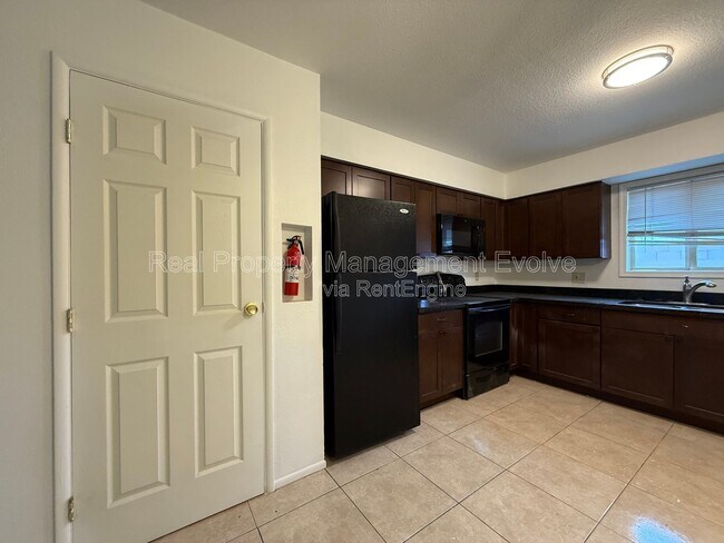 Building Photo - 465 W Ivyglen St