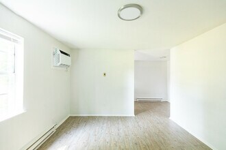 Building Photo - 405 Lily St