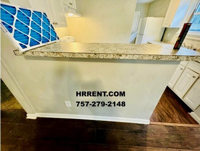Building Photo - Adorably Renovated 3 Bedroom 2 Bath Single...