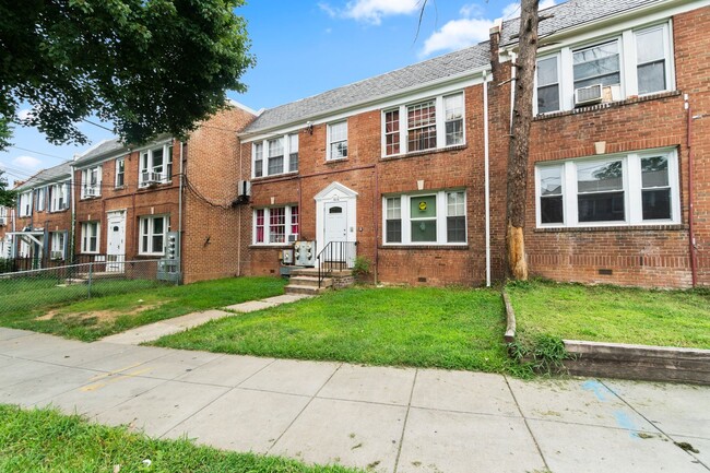 Building Photo - Charming 2 Bedroom Apartment in Beautiful ...