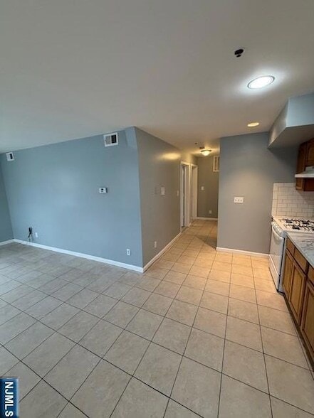 Photo - 358 Hawthorne Ave Apartment