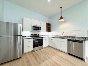 Building Photo - 517 Gillis St