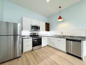 Building Photo - 517 Gillis St