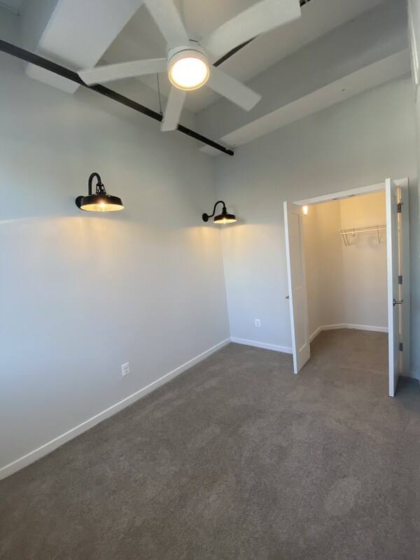 Building Photo - 923 S East Ave