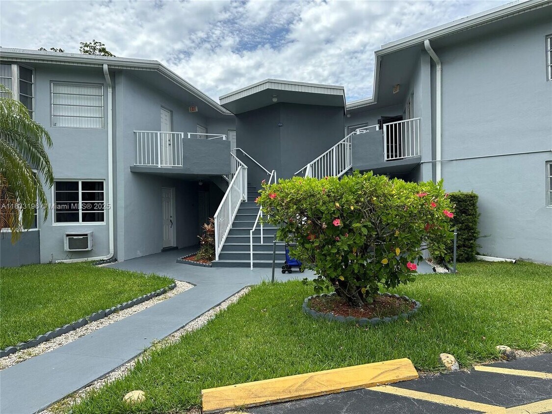 Foto principal - 1723 NE Miami Gardens Dr