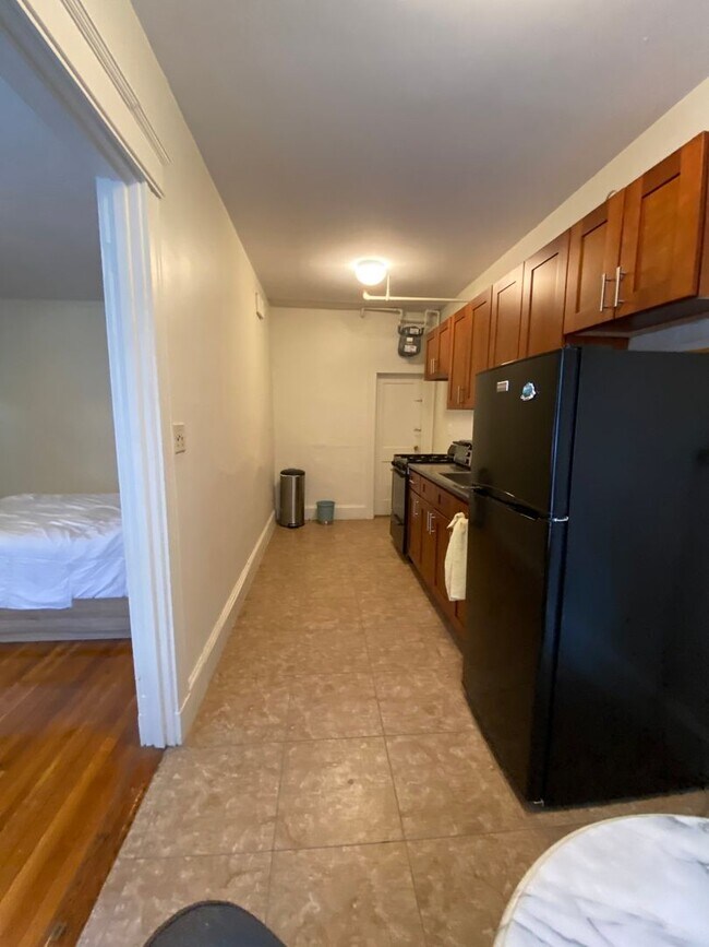 Building Photo - 7/1 No Fee! Spacious Studio in elevator building, low move in cost!