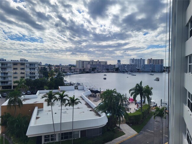 Foto del edificio - 100 Golden Isles Dr