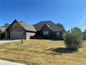 Building Photo - 905 SW Vangough Rd