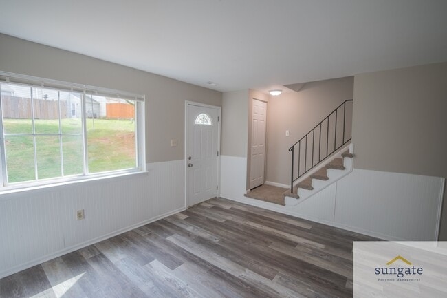 Foto del edificio - 6449 Union Ct