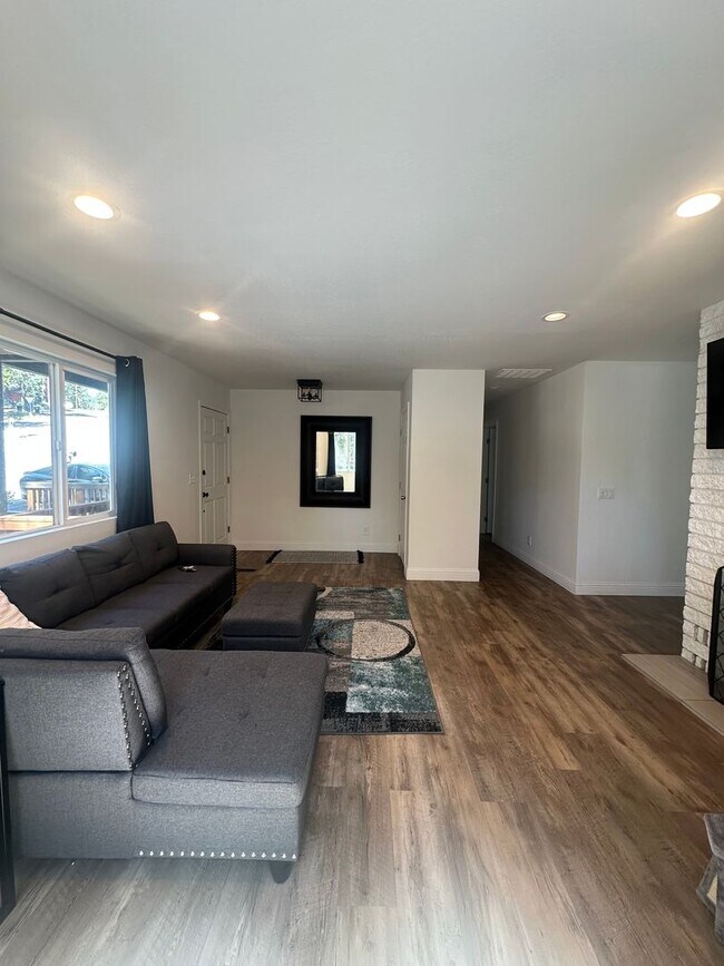 Building Photo - Charming 3 Bed, 2 Bath on Gardner Mountain