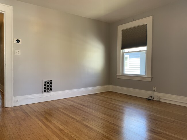 Living room - 48 Darwin St