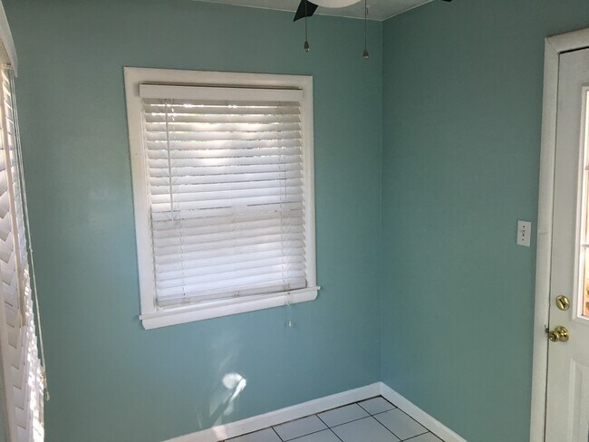 comedor pequeño - 1043 64th St