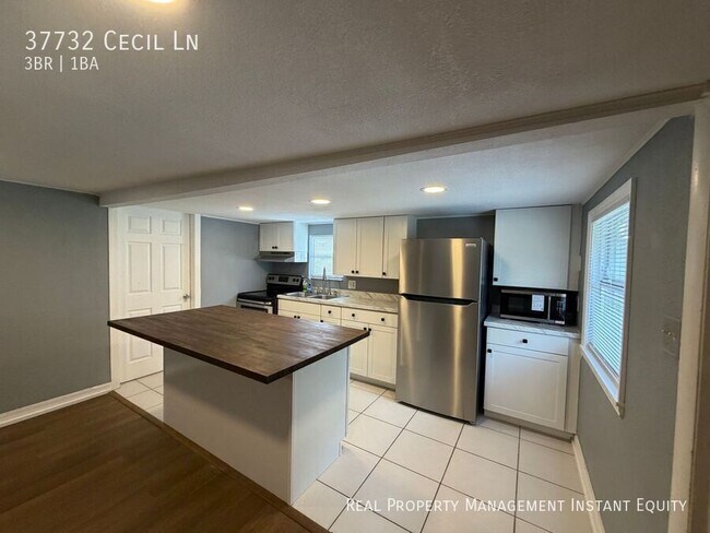 Foto del edificio - 37732 Cecil Ln