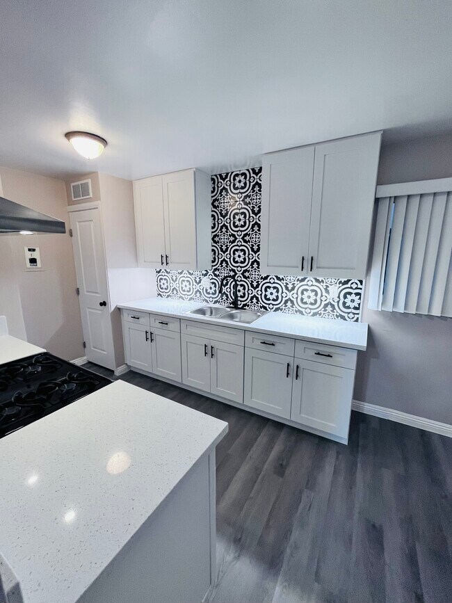 Building Photo - 385 Vernon Dr