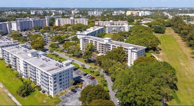 Building Photo - 3000 S Course Dr