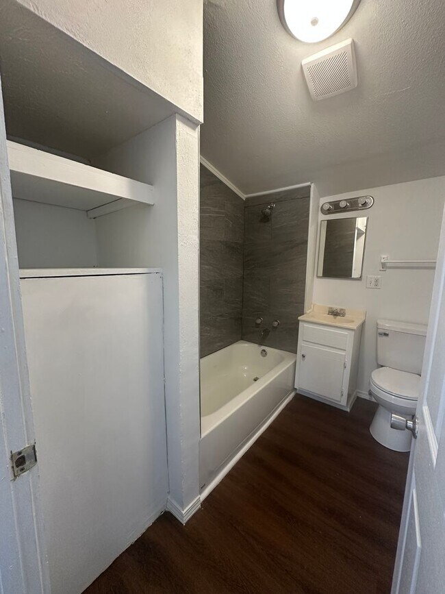 Building Photo - Step into this adorable 2-bedroom, 1-bathroom home—full of charm and thoughtful updates!