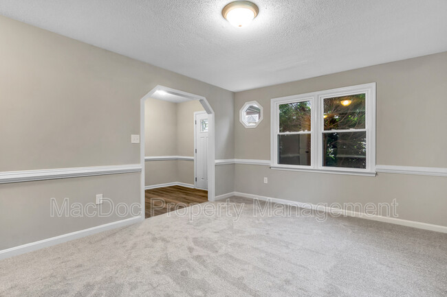 Building Photo - 104 Barrie Pl