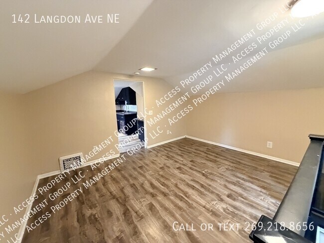 Building Photo - 142 Langdon Ave NE