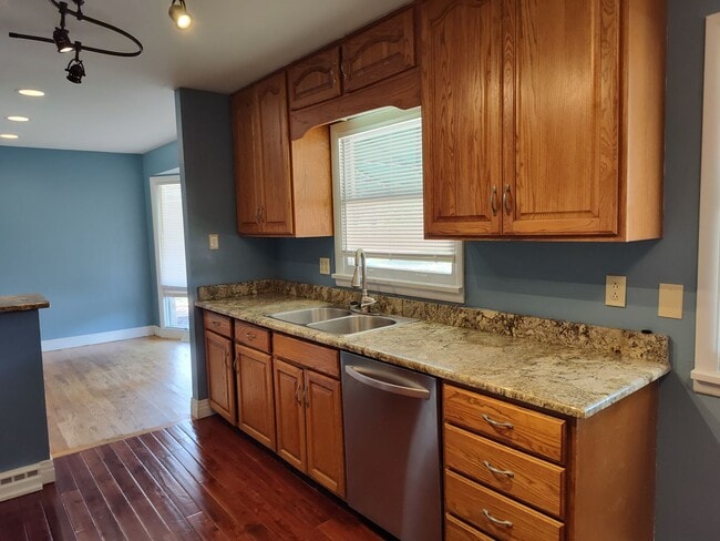 Foto del edificio - ALL PROSPECTIVE TENANTS MUST SUBMIT A $58 NON-REFUNDABLE APPLICATION FEE PER APPLICANT ONLINE AND...