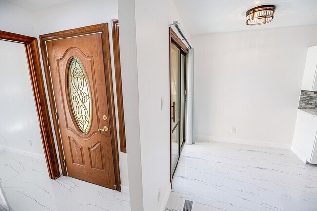 Building Photo - 4046 Fairway Lakes Dr