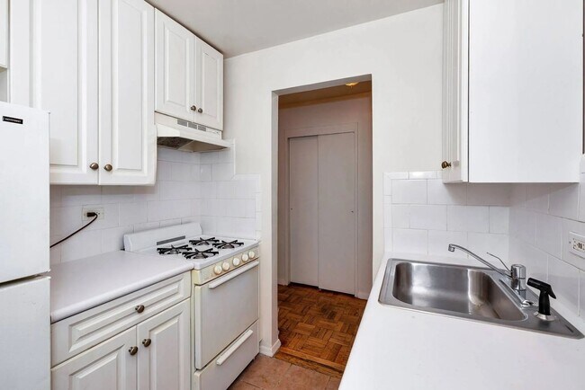 Building Photo - Spacious 1 Bedroom 1 Bathroom