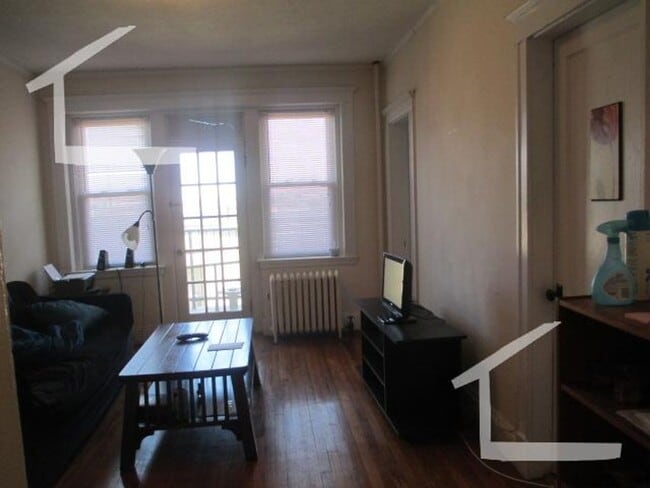 Building Photo - Large 2 bed located near the Green Line in Allston.