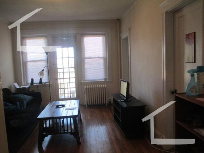 Building Photo - Large 2 bed located near the Green Line in...