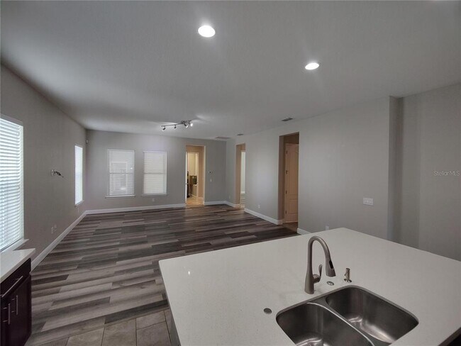Foto del edificio - 9042 Yonath St