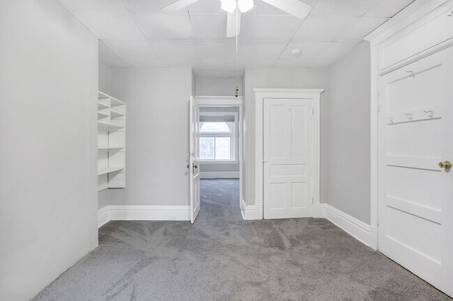 Foto del edificio - 5 Bed 2.5 Bath - Central Oakland.  ALL UPD...