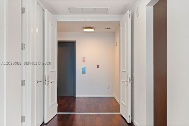 Foto del edificio - 5959 Collins Ave