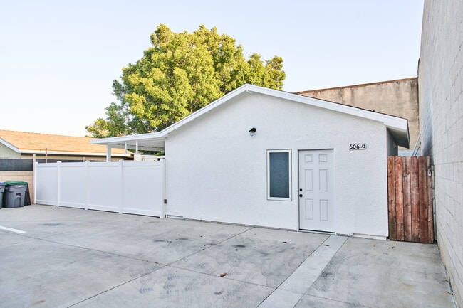 Building Photo - 606 E Realty St