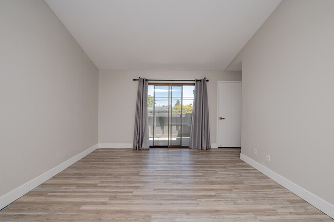 Building Photo - 851 Woodside Way