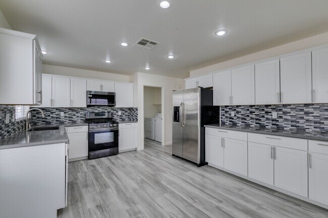 Building Photo - Stunning 4 bedroom, 2.5 bathroom