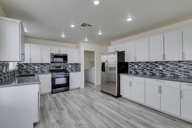 Foto del edificio - Stunning 4 bedroom, 2.5 bathroom