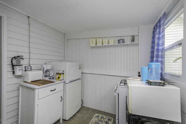 Building Photo - 35 1/2 Olin St