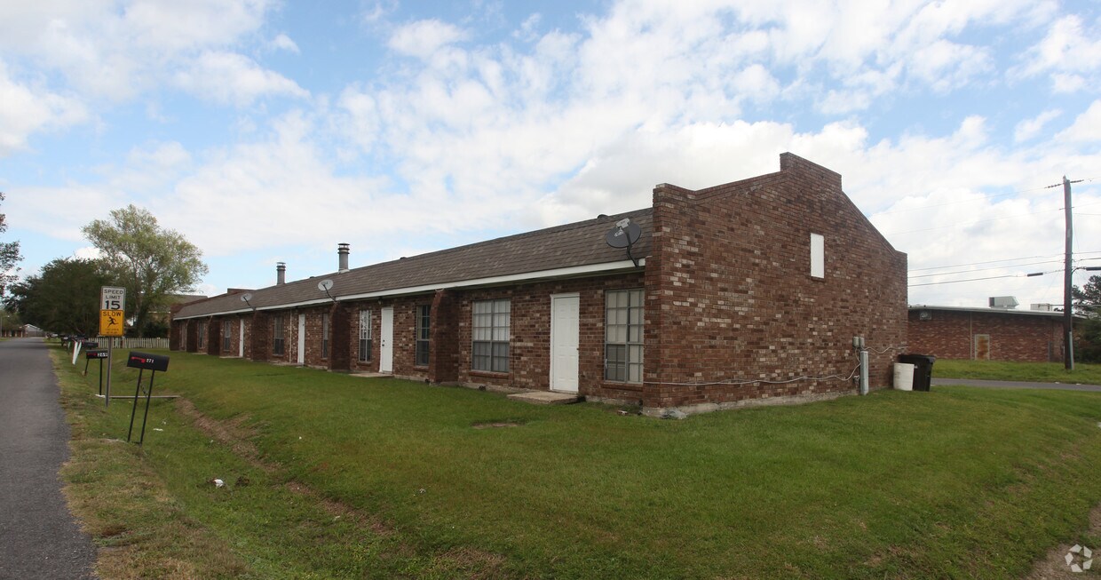 Primary Photo - 251-271 Madewood Dr