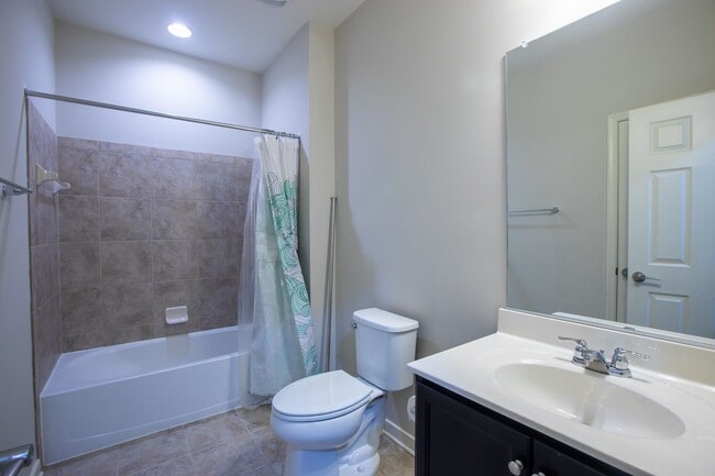 Building Photo - Spacious 4 BR/3.5 BA Townhome in Gaithersb...