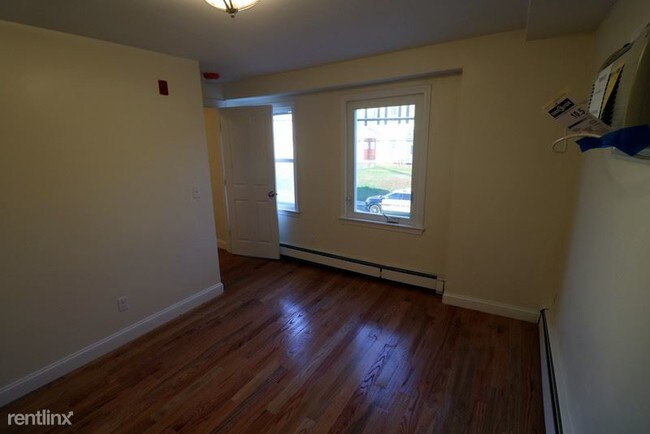Building Photo - 2 br, 1 bath  - 45 Maple St # 2