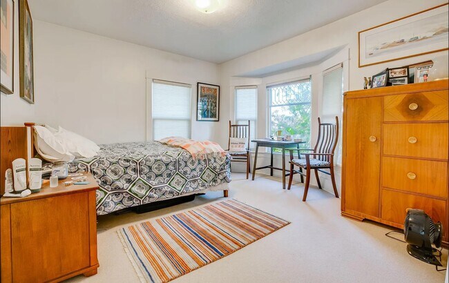 Building Photo - 4757 Thackeray Pl NE