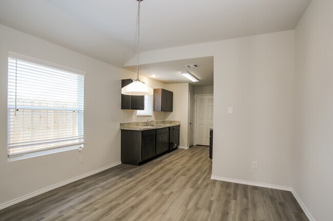 Foto del edificio - 8810 Lar Ree Oaks Cir