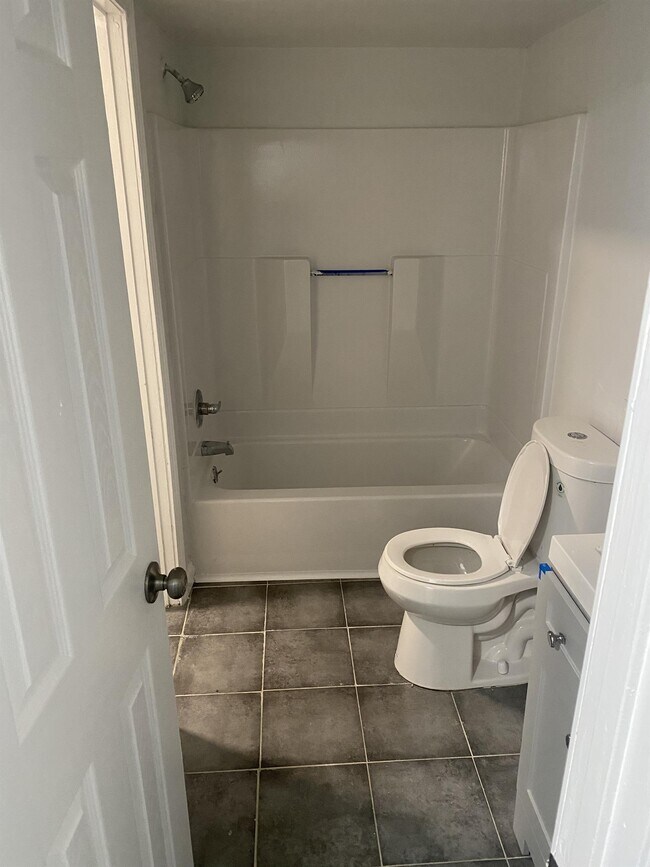 Foto del edificio - 213 Camelot Dr