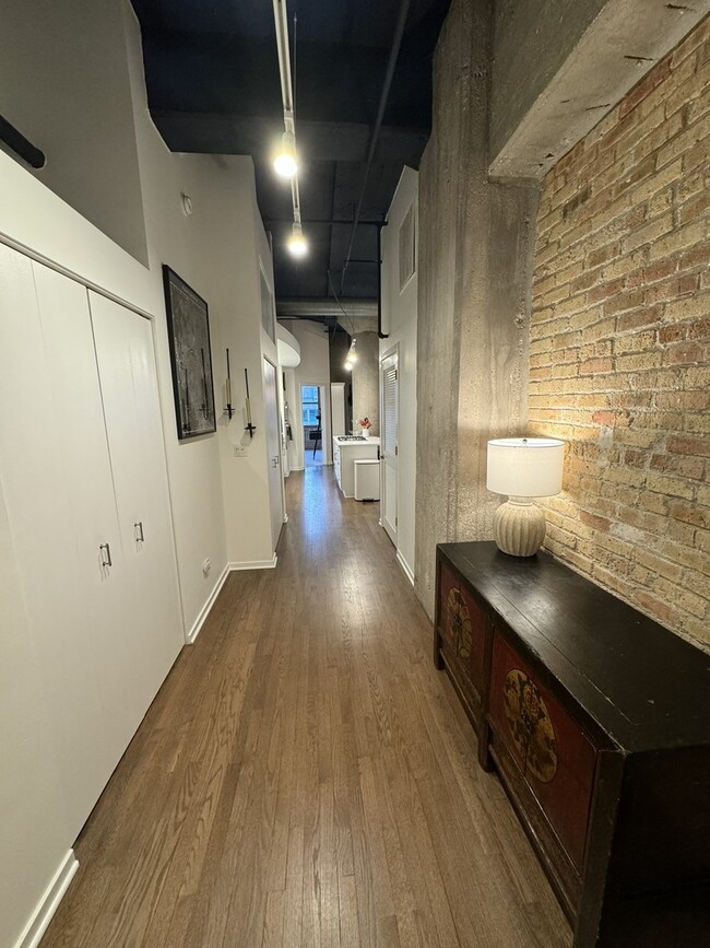 Building Photo - 360 W Illinois St